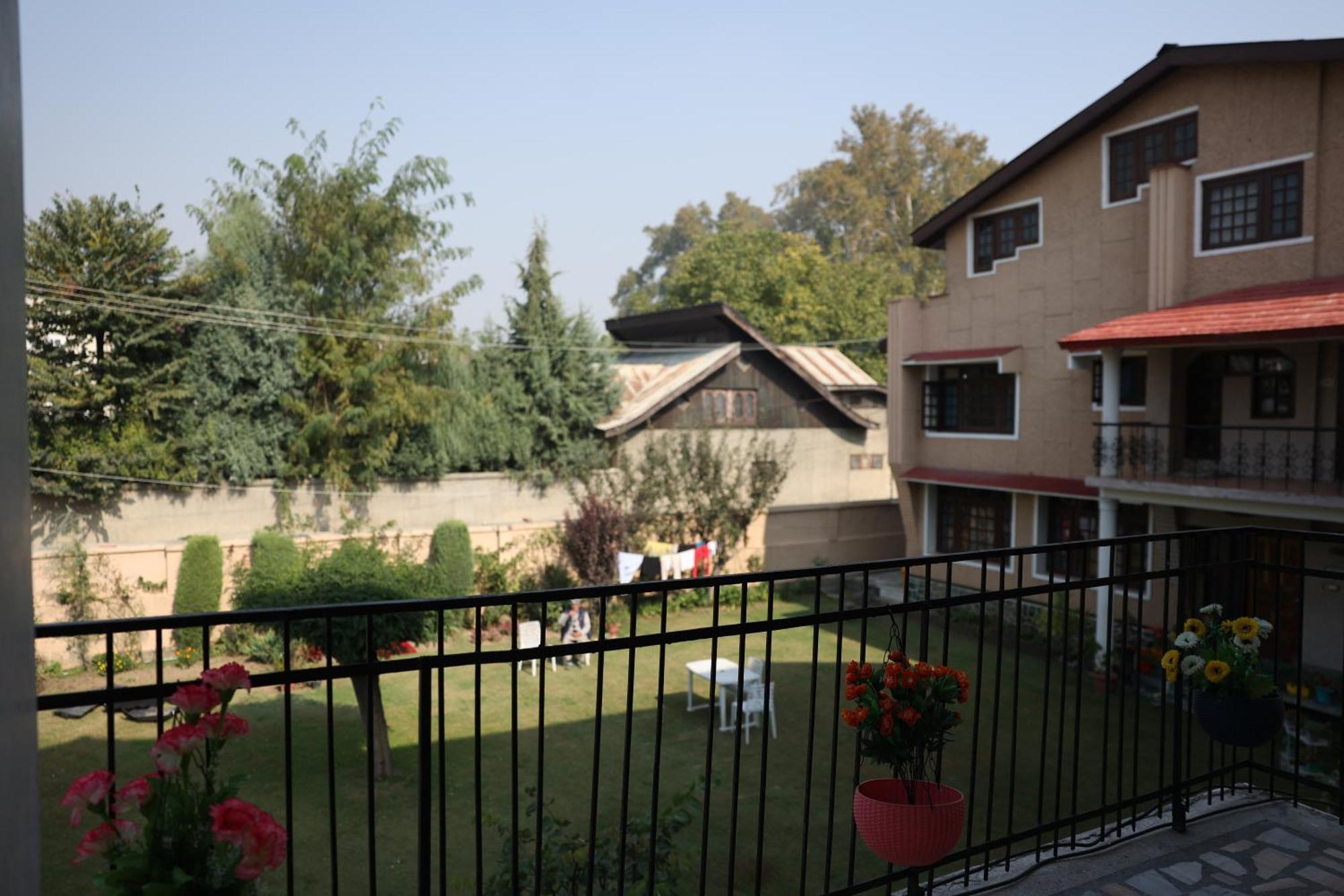 Khwaab Gah By The Khayabaan-Homestay Apartments Fully Furnished With Functional Kitchen, Wifi & Parking In City Centre Srinagar  Luaran gambar