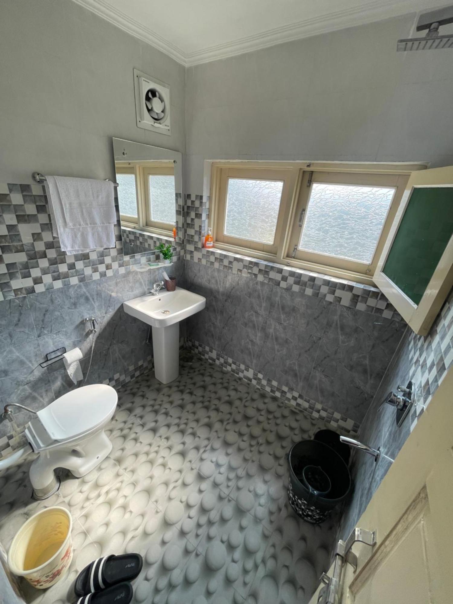 Khwaab Gah By The Khayabaan-Homestay Apartments Fully Furnished With Functional Kitchen, Wifi & Parking In City Centre Srinagar  Luaran gambar