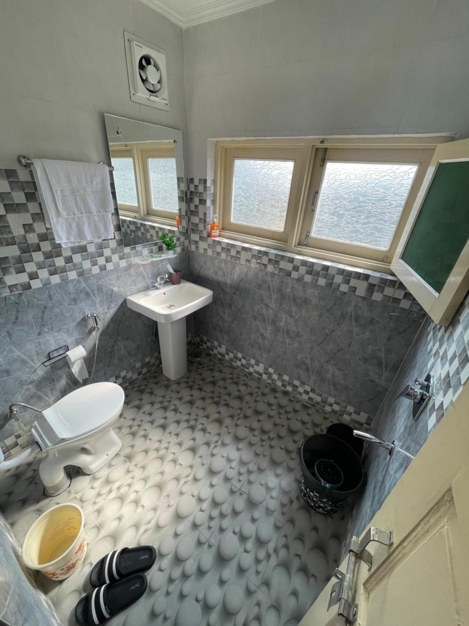Khwaab Gah By The Khayabaan-Homestay Apartments Fully Furnished With Functional Kitchen, Wifi & Parking In City Centre Srinagar  Bilik gambar